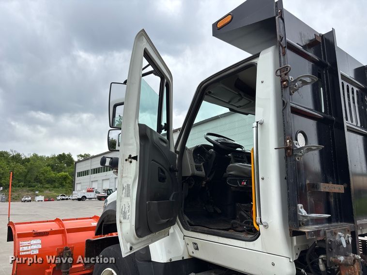 image for item FC4633 2015 International 7400 truck cab and chassis