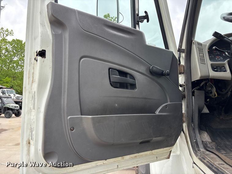 image for item FC4633 2015 International 7400 truck cab and chassis