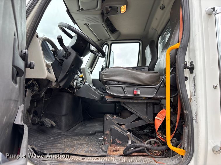 image for item FC4633 2015 International 7400 truck cab and chassis