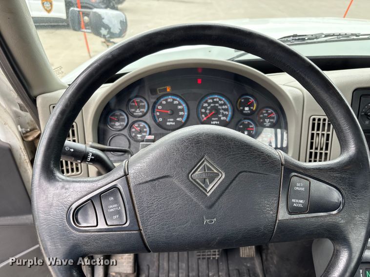 image for item FC4633 2015 International 7400 truck cab and chassis