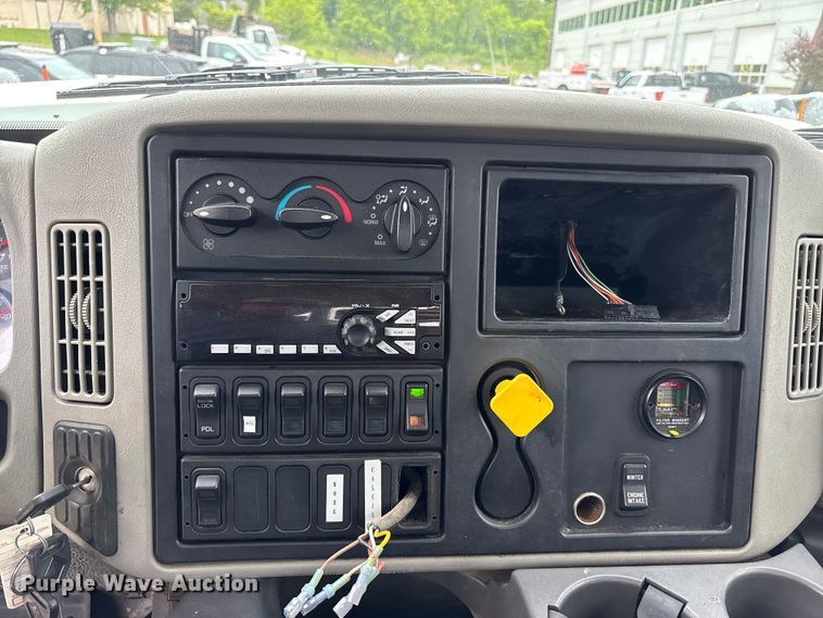 image for item FC4633 2015 International 7400 truck cab and chassis