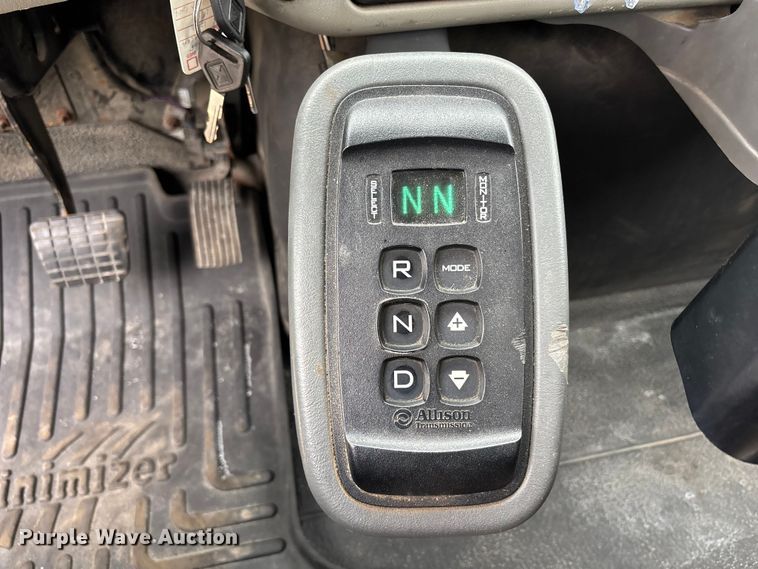 image for item FC4633 2015 International 7400 truck cab and chassis