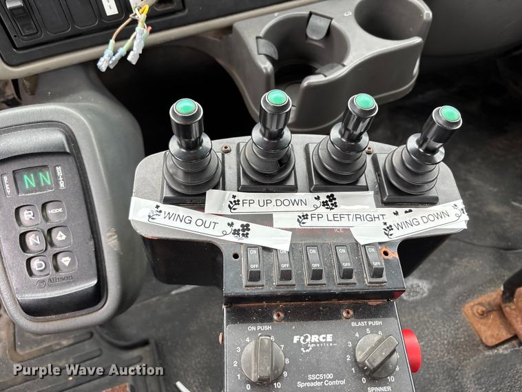 image for item FC4633 2015 International 7400 truck cab and chassis