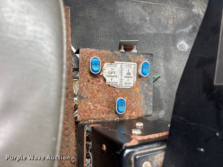 image for item FC4633 2015 International 7400 truck cab and chassis