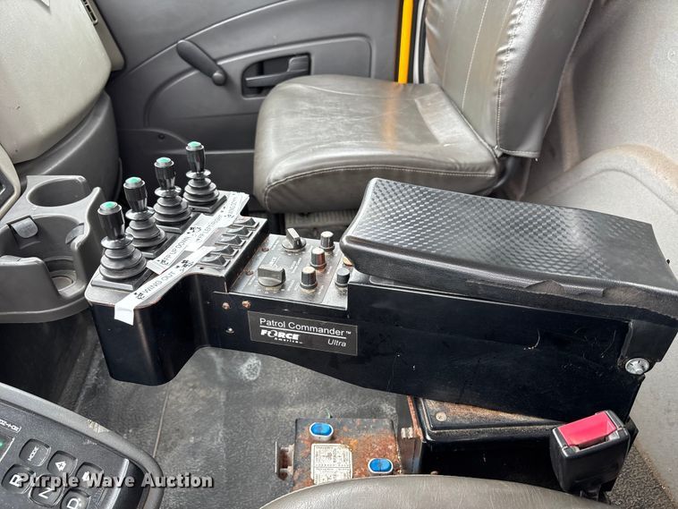 image for item FC4633 2015 International 7400 truck cab and chassis