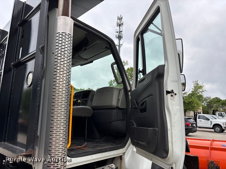 image for item FC4633 2015 International 7400 truck cab and chassis