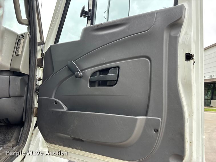 image for item FC4633 2015 International 7400 truck cab and chassis