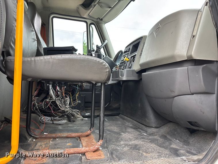 image for item FC4633 2015 International 7400 truck cab and chassis