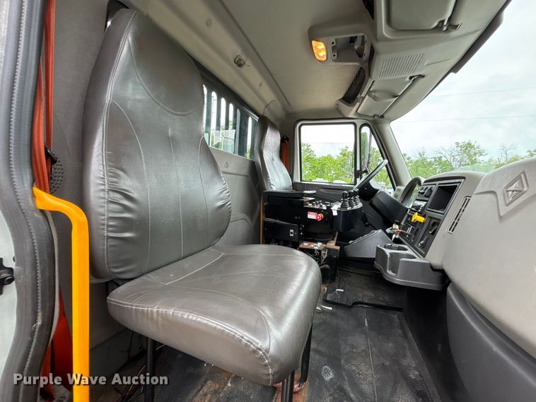 image for item FC4633 2015 International 7400 truck cab and chassis