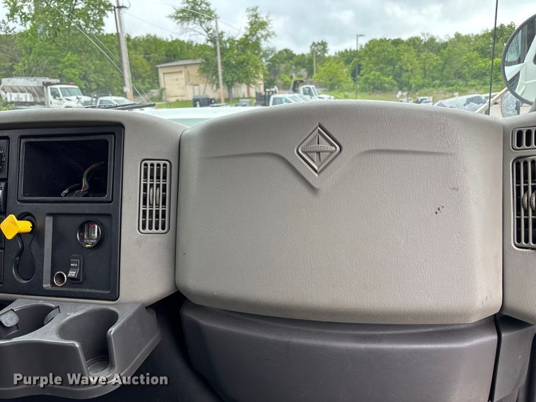 image for item FC4633 2015 International 7400 truck cab and chassis