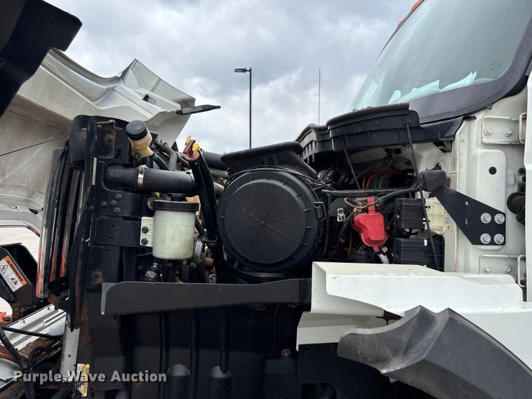 image for item FC4633 2015 International 7400 truck cab and chassis
