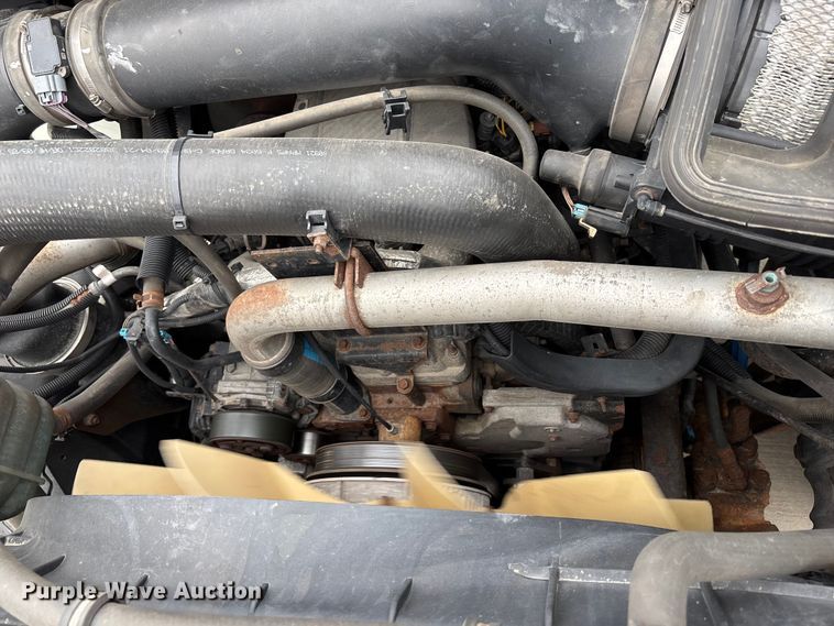 image for item FC4633 2015 International 7400 truck cab and chassis