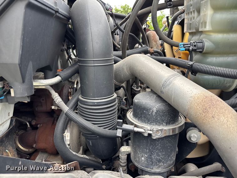 image for item FC4633 2015 International 7400 truck cab and chassis