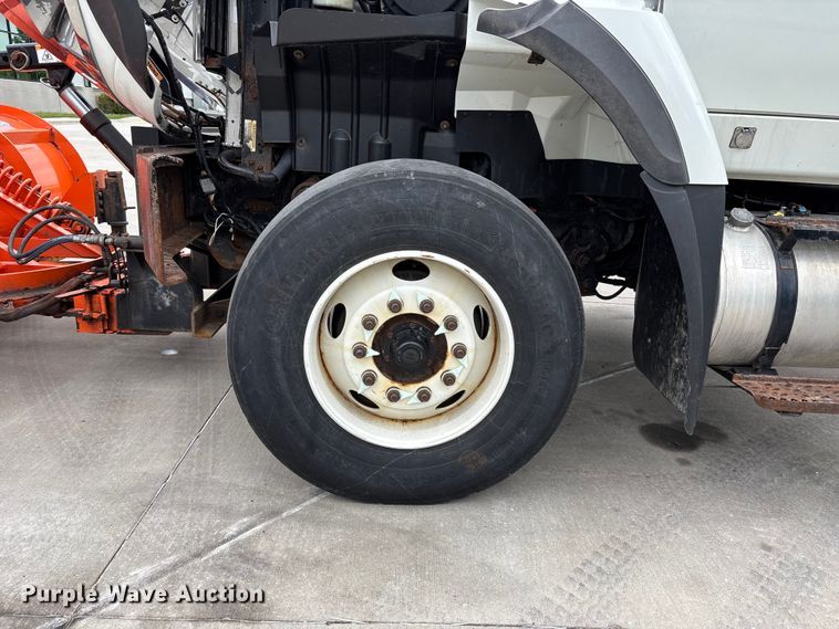 image for item FC4633 2015 International 7400 truck cab and chassis