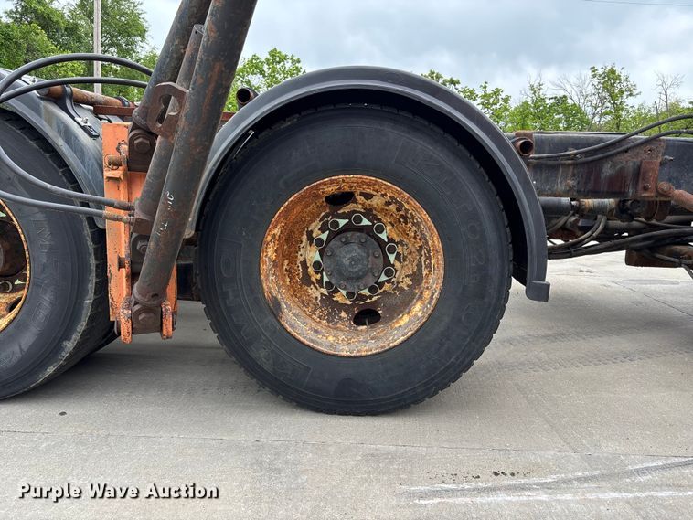 image for item FC4633 2015 International 7400 truck cab and chassis