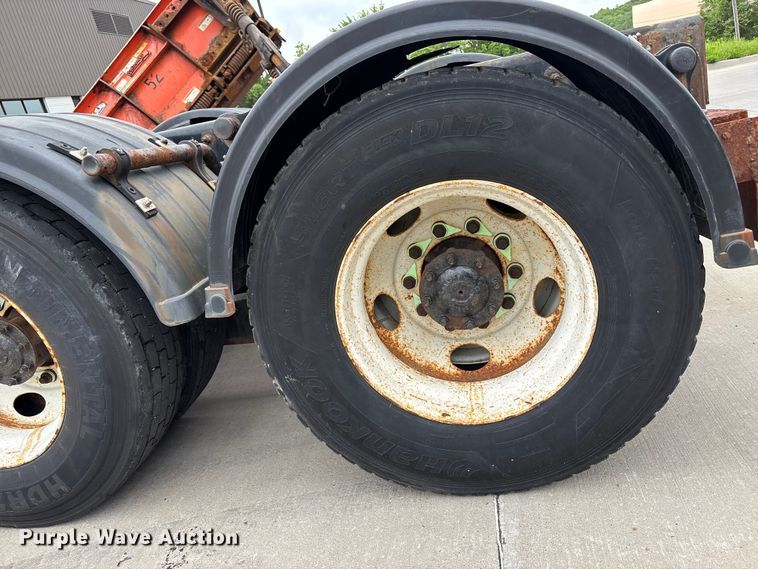 image for item FC4633 2015 International 7400 truck cab and chassis