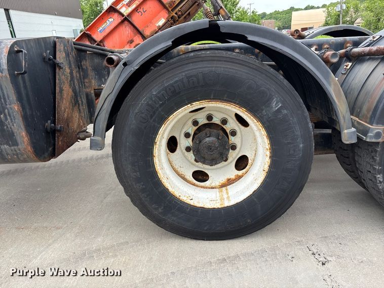 image for item FC4633 2015 International 7400 truck cab and chassis