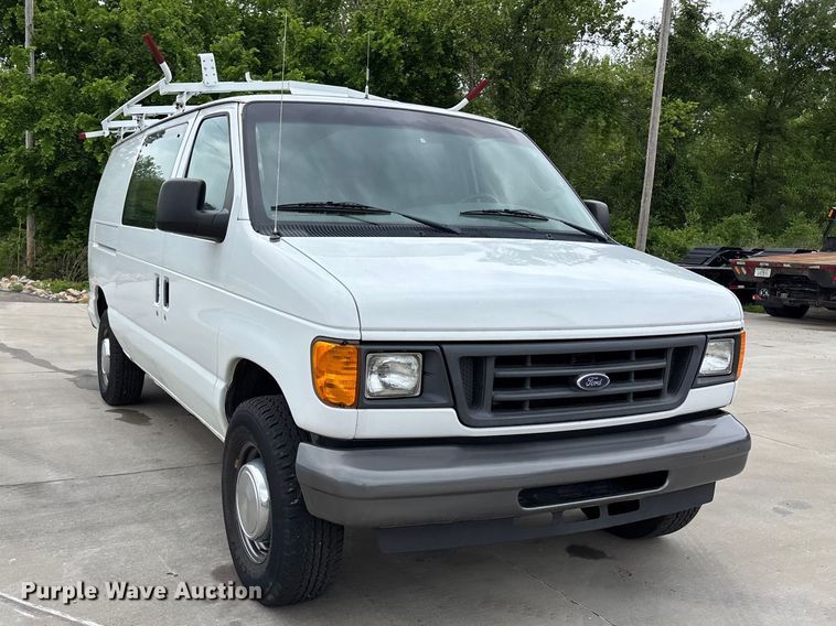 image for item FC4636 2004 Ford E350 Super Duty van