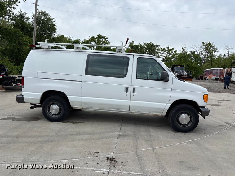 image for item FC4636 2004 Ford E350 Super Duty van