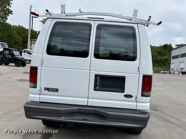 image for item FC4636 2004 Ford E350 Super Duty van