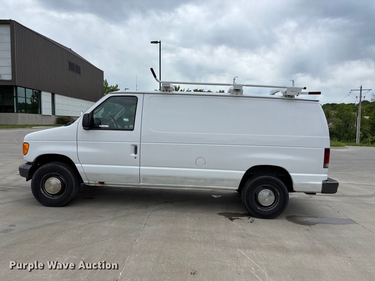 image for item FC4636 2004 Ford E350 Super Duty van
