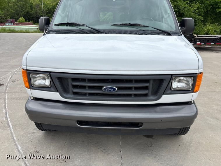 image for item FC4636 2004 Ford E350 Super Duty van