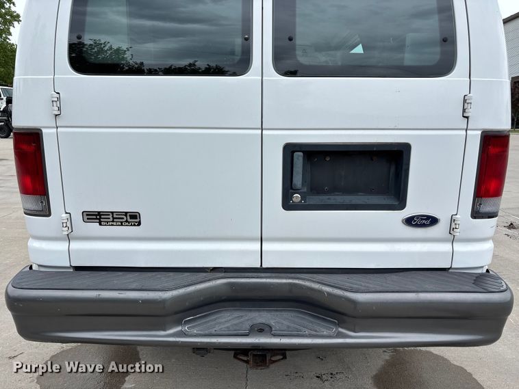 image for item FC4636 2004 Ford E350 Super Duty van
