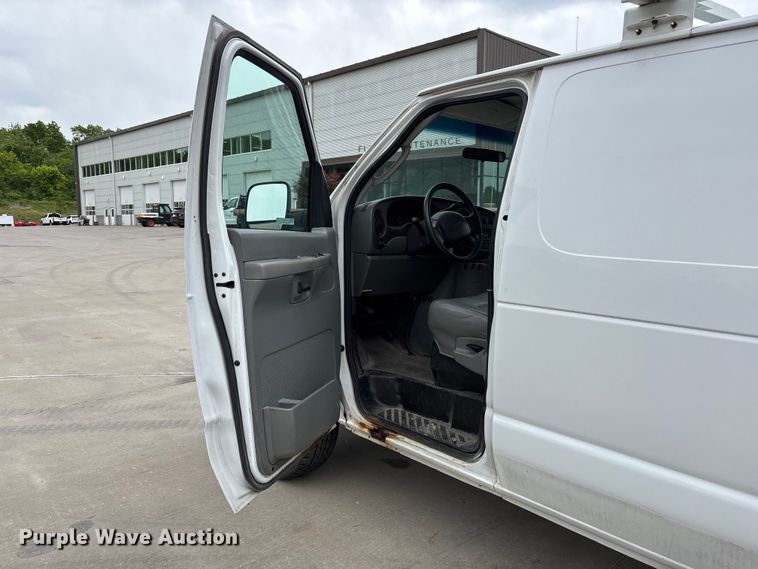 image for item FC4636 2004 Ford E350 Super Duty van