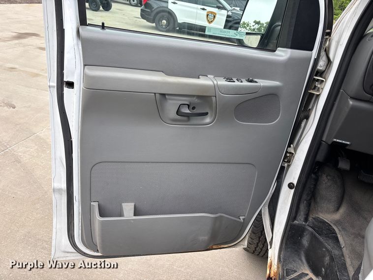 image for item FC4636 2004 Ford E350 Super Duty van