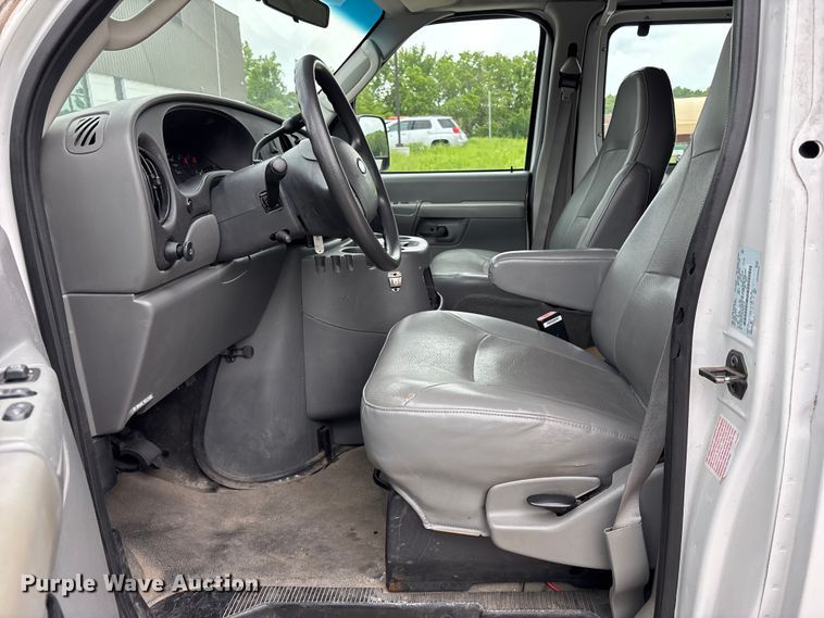 image for item FC4636 2004 Ford E350 Super Duty van