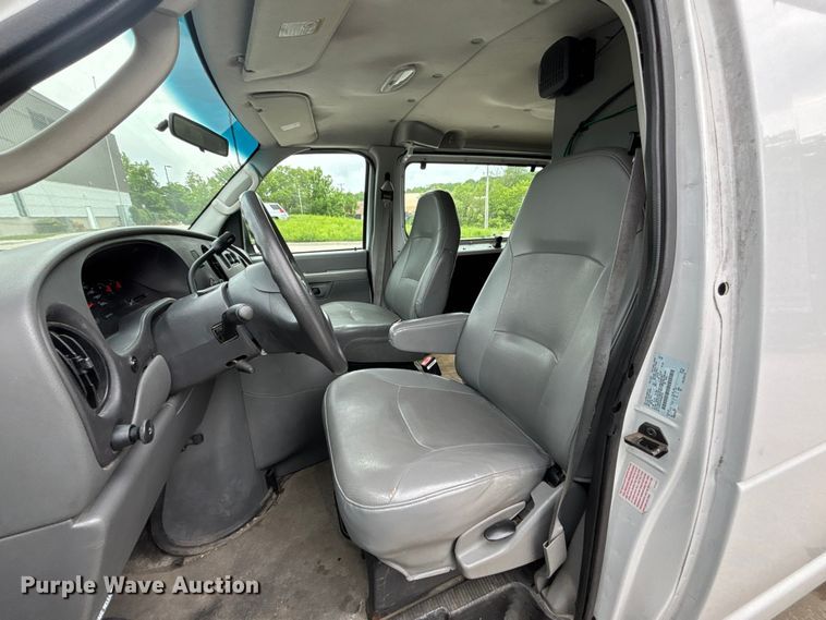 image for item FC4636 2004 Ford E350 Super Duty van