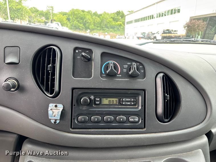 image for item FC4636 2004 Ford E350 Super Duty van