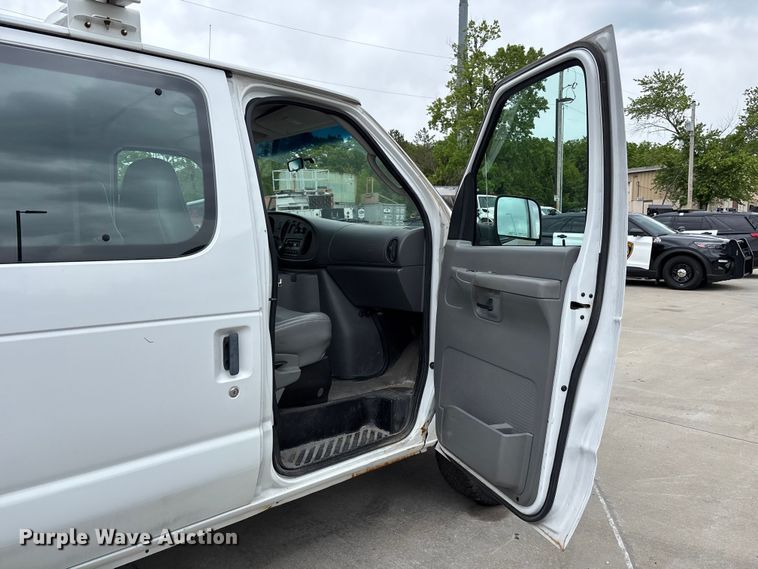 image for item FC4636 2004 Ford E350 Super Duty van