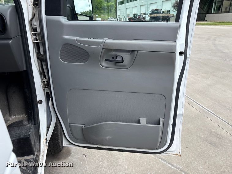 image for item FC4636 2004 Ford E350 Super Duty van