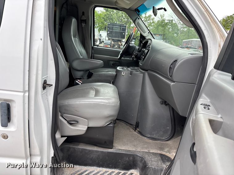 image for item FC4636 2004 Ford E350 Super Duty van