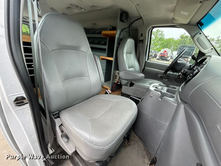 image for item FC4636 2004 Ford E350 Super Duty van