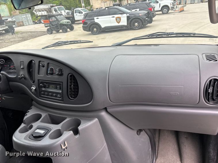 image for item FC4636 2004 Ford E350 Super Duty van