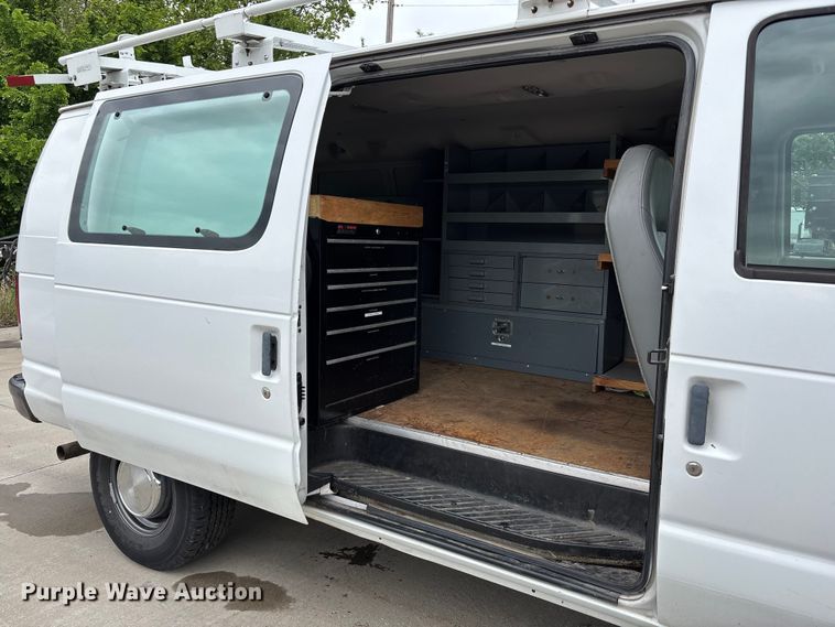 image for item FC4636 2004 Ford E350 Super Duty van