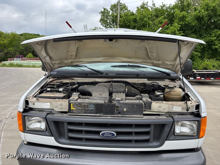 image for item FC4636 2004 Ford E350 Super Duty van