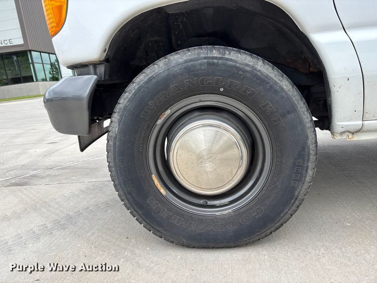 image for item FC4636 2004 Ford E350 Super Duty van