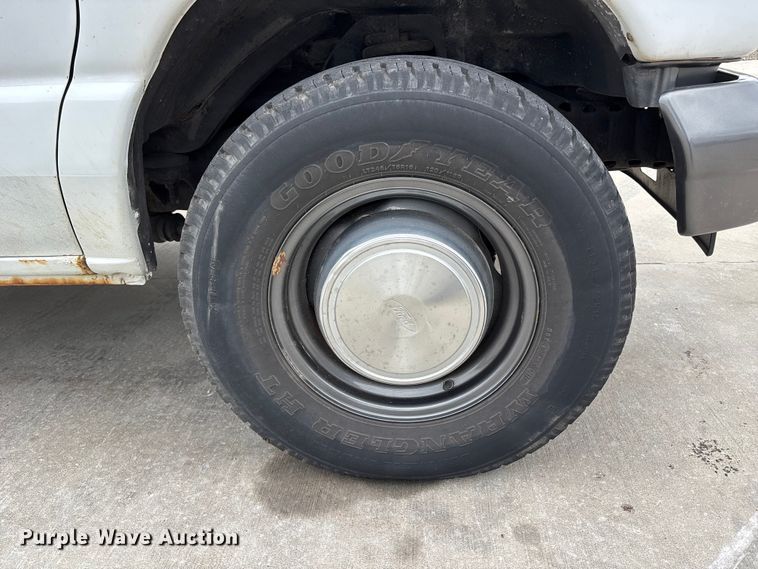 image for item FC4636 2004 Ford E350 Super Duty van