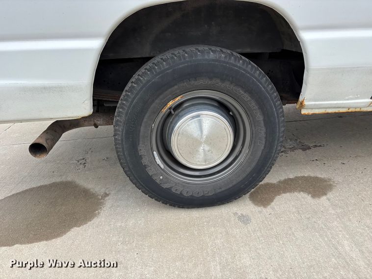 image for item FC4636 2004 Ford E350 Super Duty van