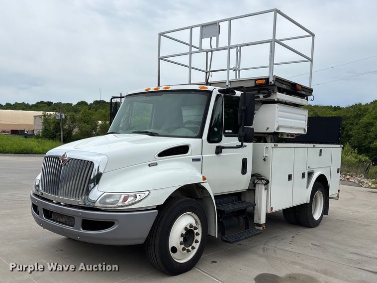 image for item FC4641 2014 International DuraStar 4300 utility / service truck with scissor lift