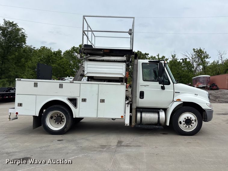 image for item FC4641 2014 International DuraStar 4300 utility / service truck with scissor lift