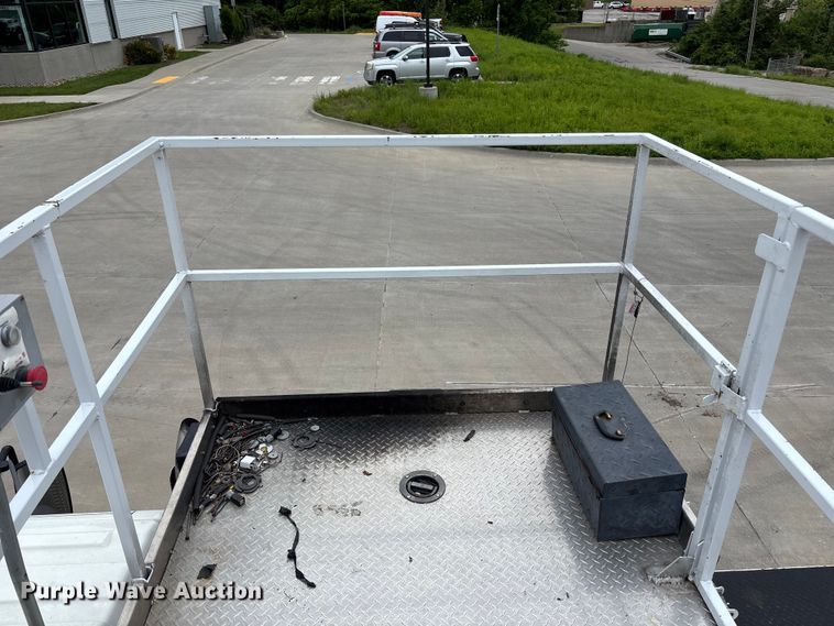 image for item FC4641 2014 International DuraStar 4300 utility / service truck with scissor lift