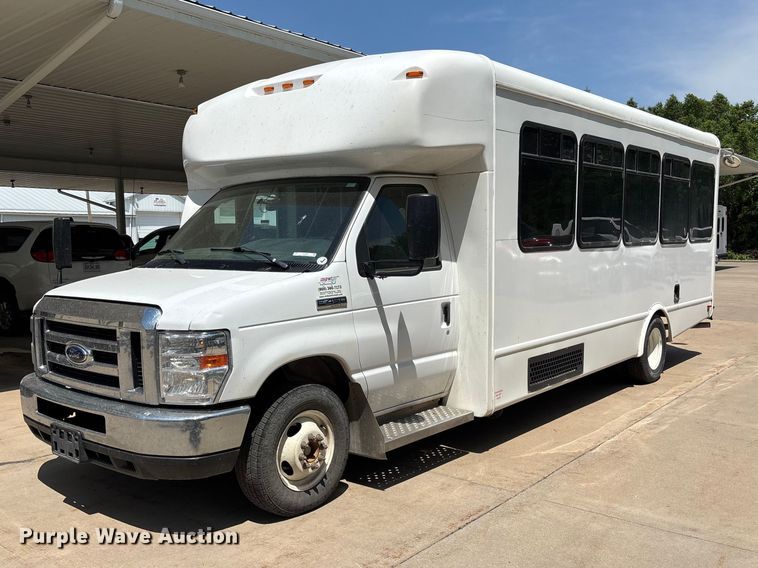 image for item FC4669 2019 Ford E450 shuttle bus