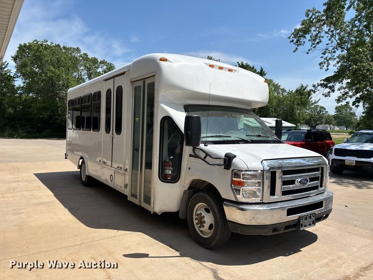 image for item FC4669 2019 Ford E450 shuttle bus