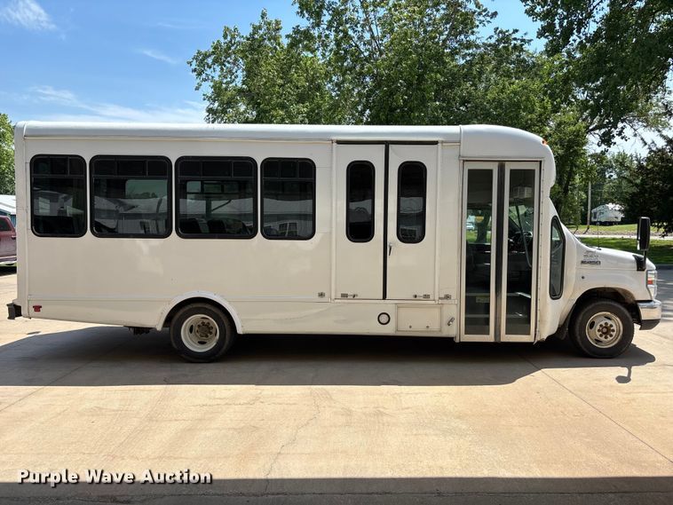 image for item FC4669 2019 Ford E450 shuttle bus