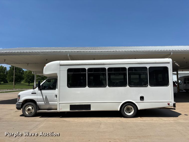 image for item FC4669 2019 Ford E450 shuttle bus