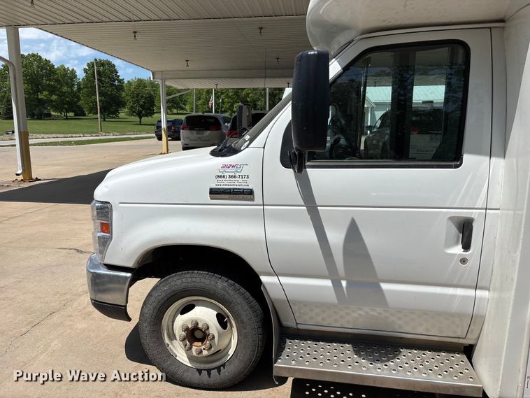 image for item FC4669 2019 Ford E450 shuttle bus